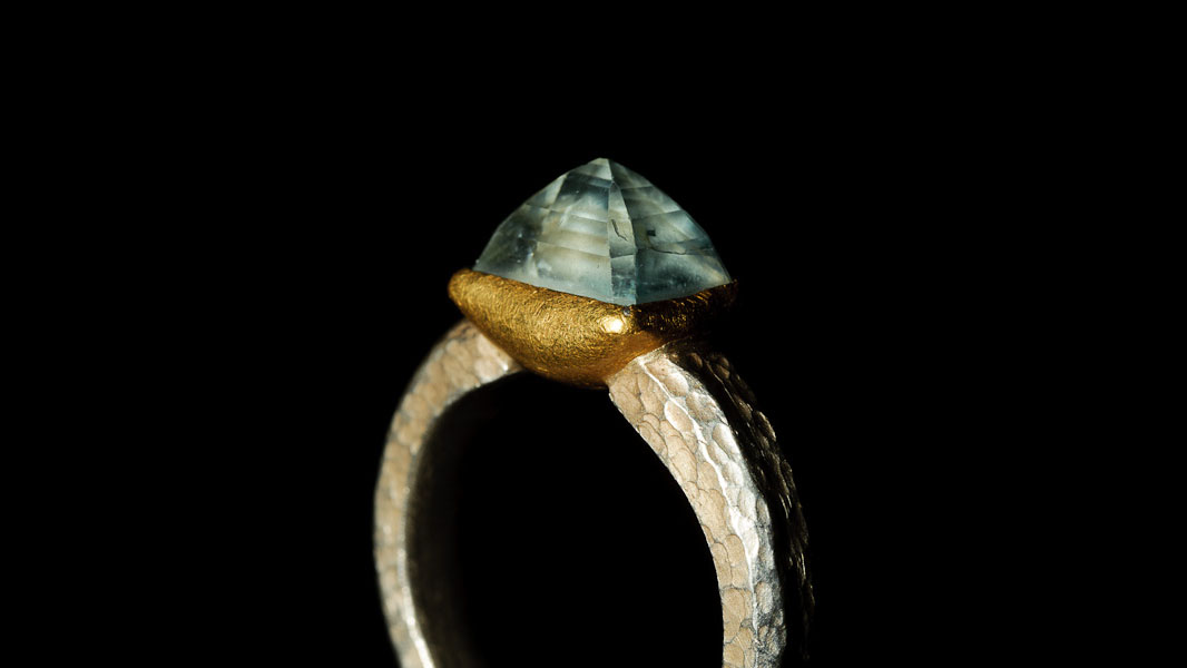 Zilveren ring met Aquamarijn in Gouden setting
